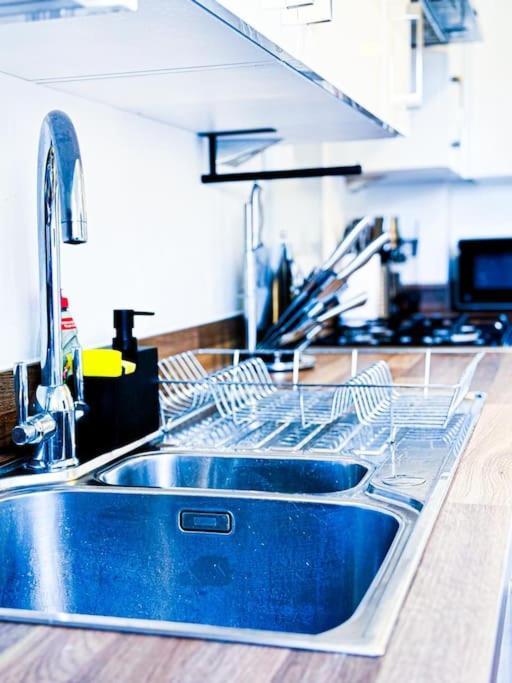 Contractors, Families, Tourists & Groups Welcome Sleeps Upto 9, Garden, Pet Allowed, Parking Included! Birmingham Exteriér fotografie