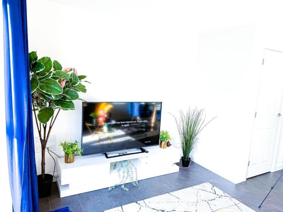Contractors, Families, Tourists & Groups Welcome Sleeps Upto 9, Garden, Pet Allowed, Parking Included! Birmingham Exteriér fotografie