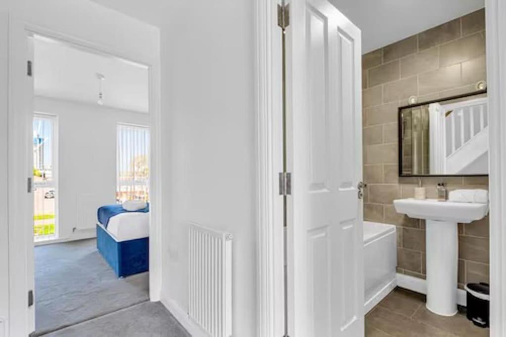 Contractors, Families, Tourists & Groups Welcome Sleeps Upto 9, Garden, Pet Allowed, Parking Included! Birmingham Exteriér fotografie