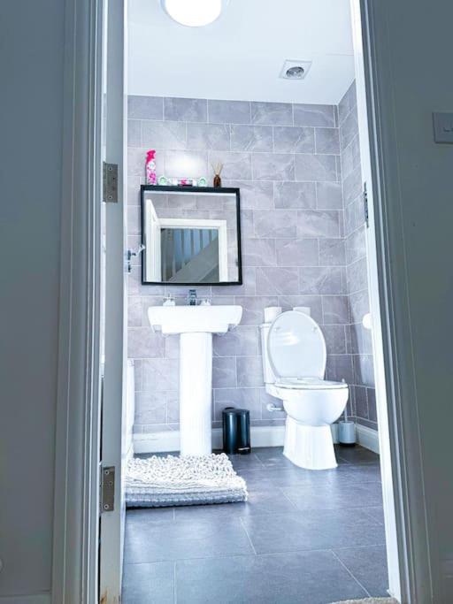 Contractors, Families, Tourists & Groups Welcome Sleeps Upto 9, Garden, Pet Allowed, Parking Included! Birmingham Exteriér fotografie